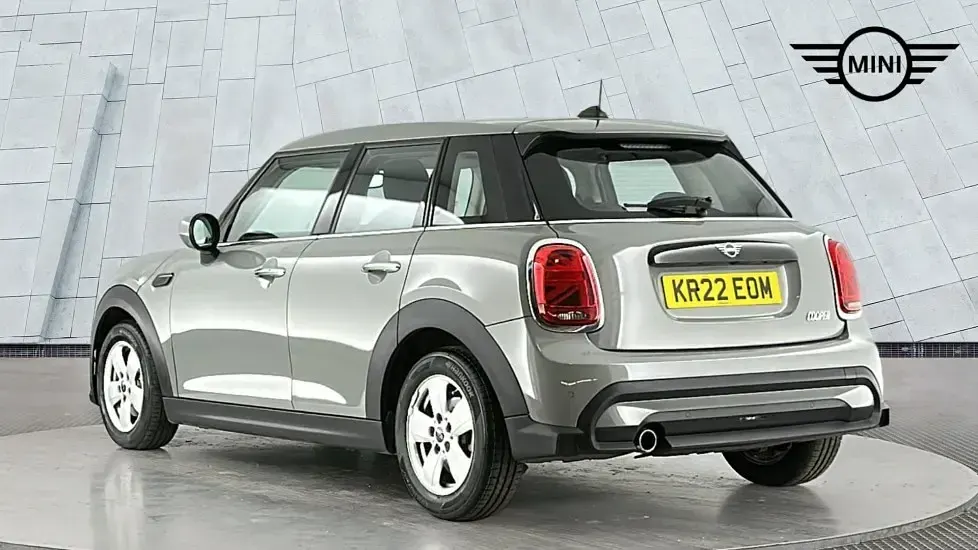 Usado Mini Cooper Classic 134 HP (98 kW) 2022 Cinzento Citadino
