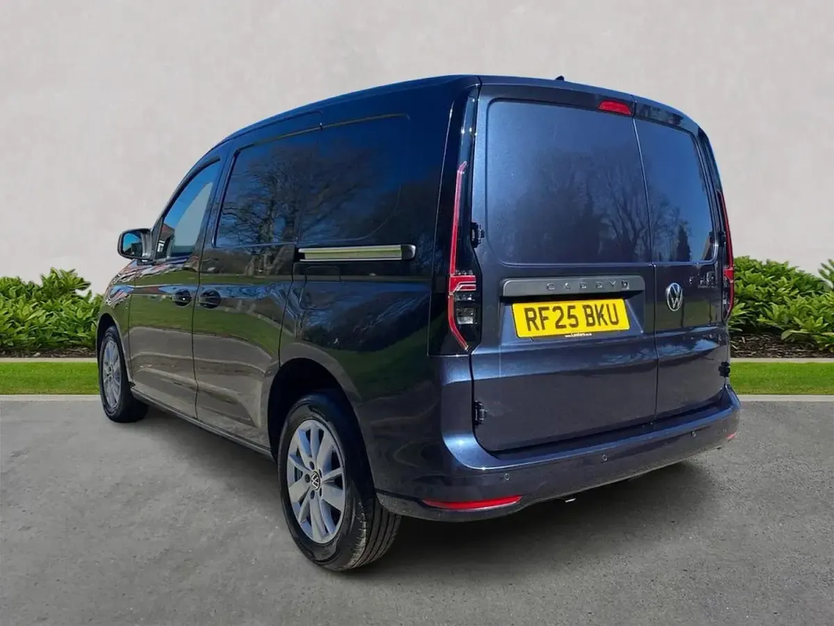 Usado VW Caddy Pro 116 HP (85 kW) 2025 Azul Monovolume