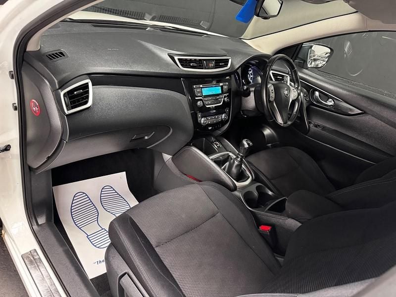 Used Nissan Qashqai Acenta 2015 White SUV