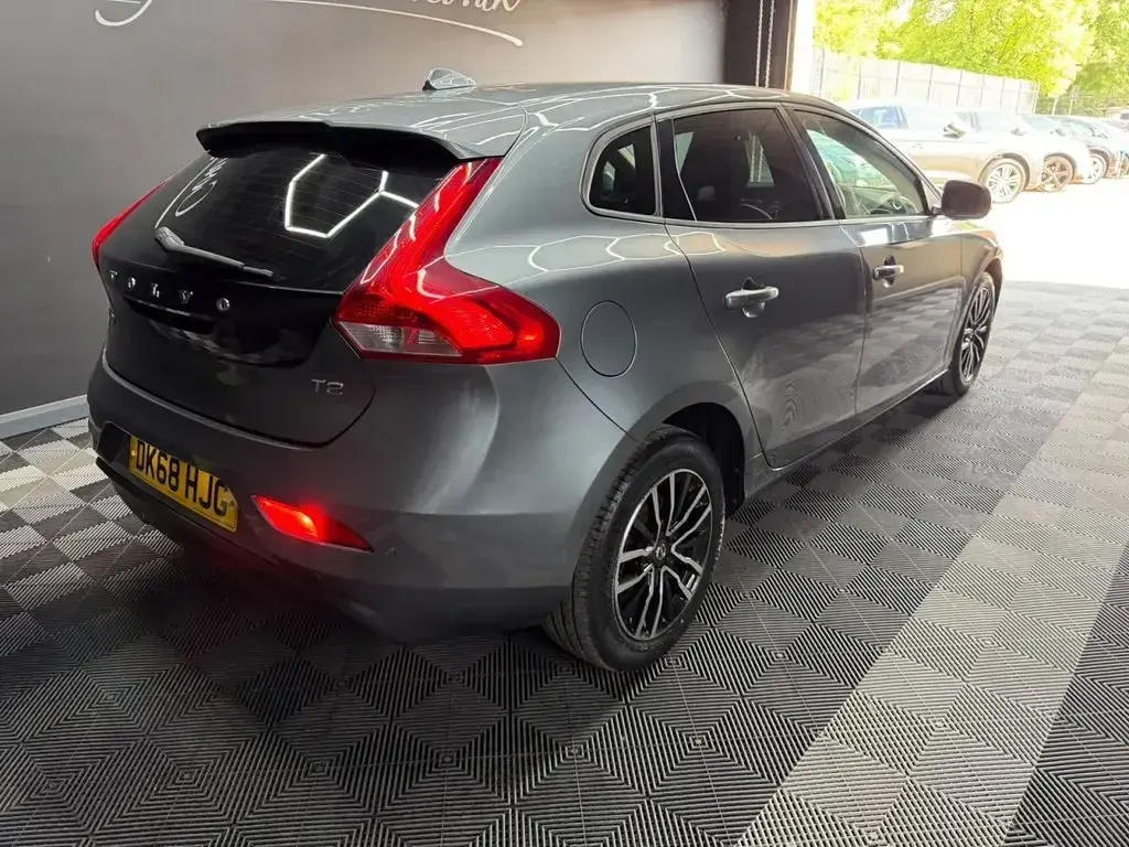 Used Volvo V40 Momentum 122 HP (89 kW) 2018 Grey Hatchback