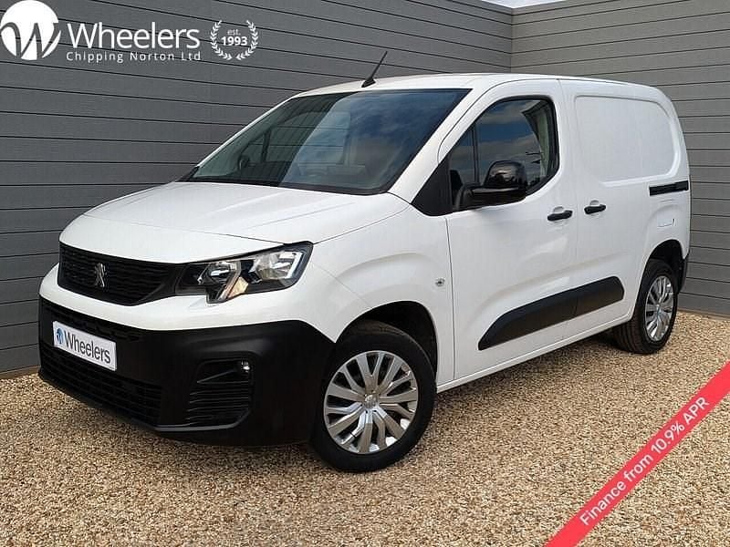 White Used 2022 Peugeot Partner Premium MPV | £9,995 (Good price) - Image 1/4