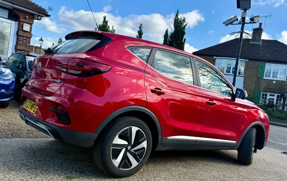 Usado MG ZS SE 130 kW (177 HP) 2023 Vermelho SUV