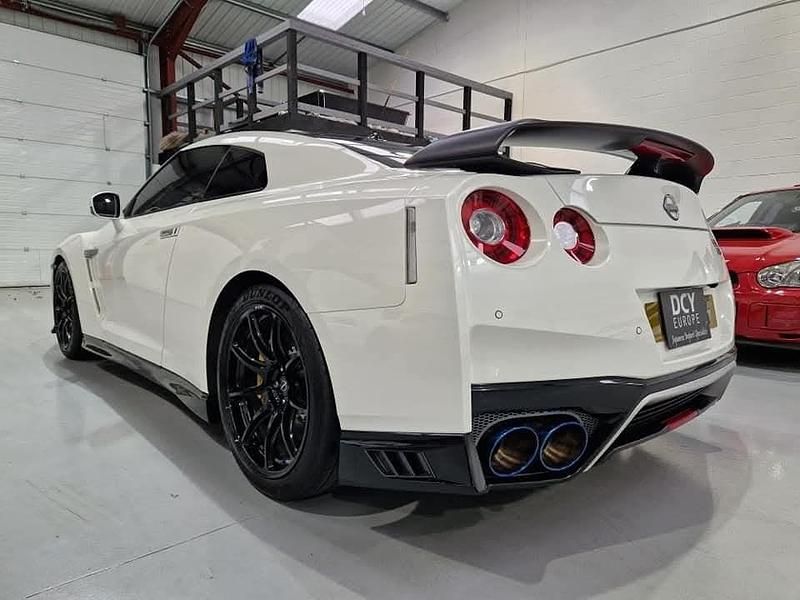 Used Nissan GT-R Track Edition 570 HP (419 kW) 2022 White Coupe