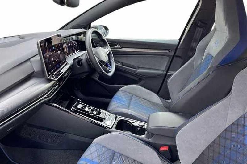 Second-hand VW Golf VIII Black Edition 333 CP (244 kW) 2024 Negru Hatchback