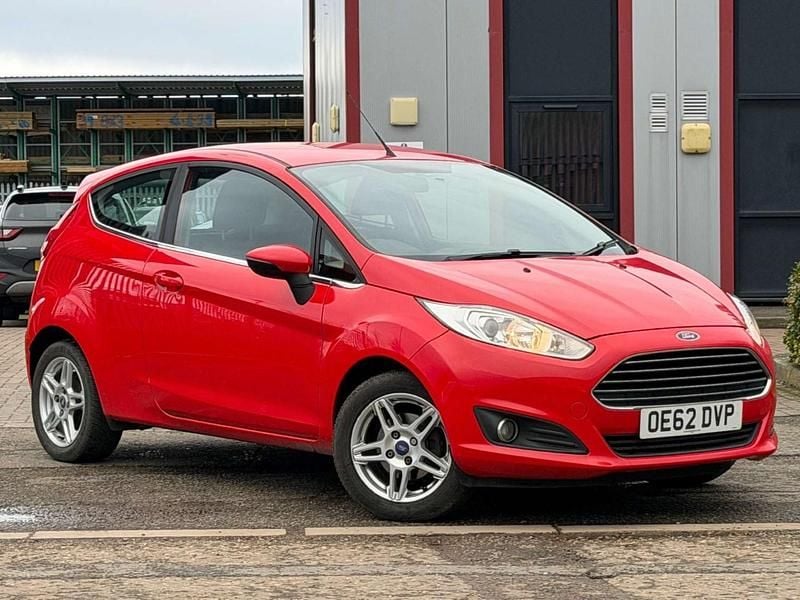 Used Ford Fiesta Zetec 75 HP (55 kW) 2013 Red Hatchback