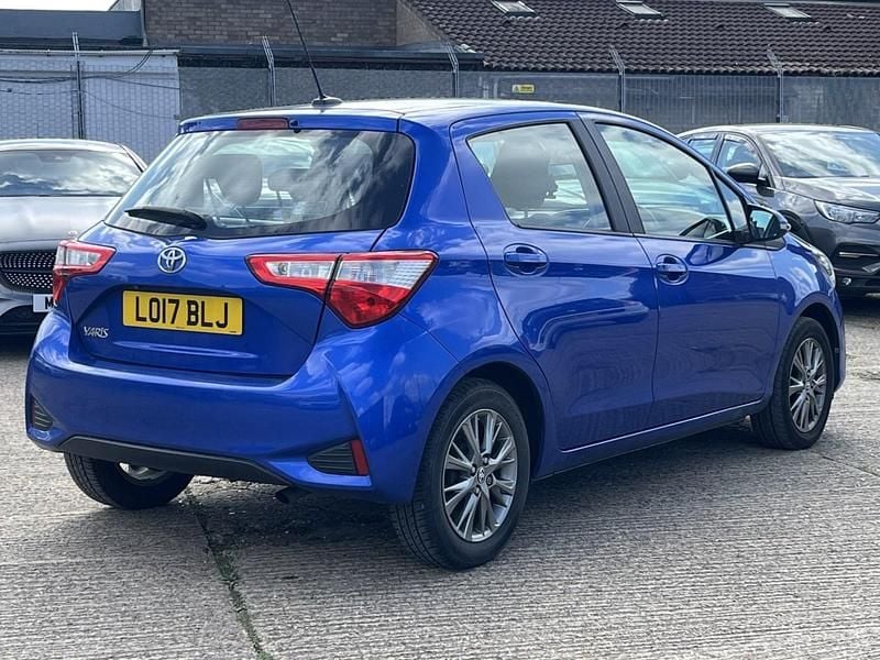 Used Toyota Yaris 111 HP (81 kW) 2017 Blue Hatchback