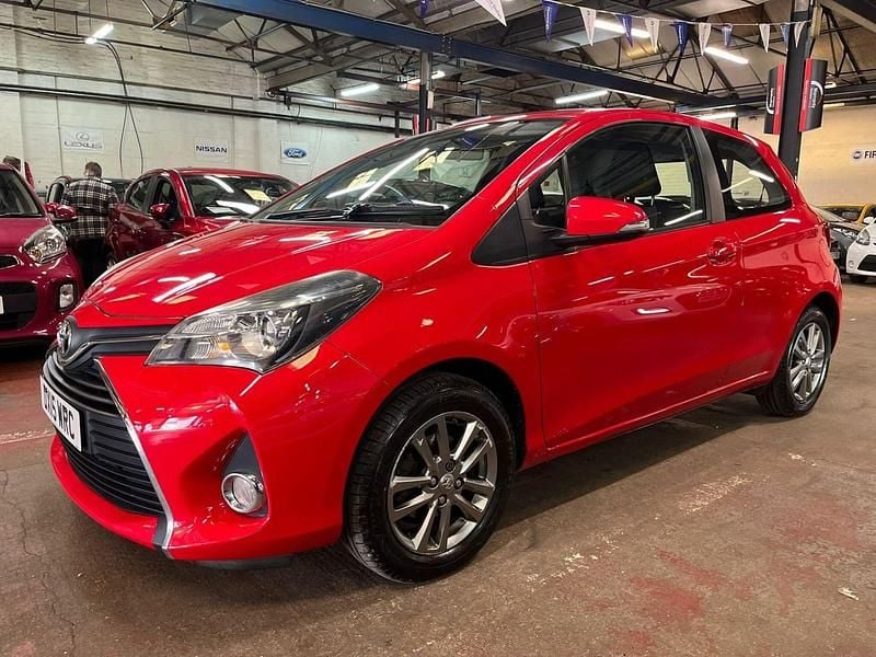Used Toyota Yaris 99 HP (72 kW) 2015 Red Hatchback