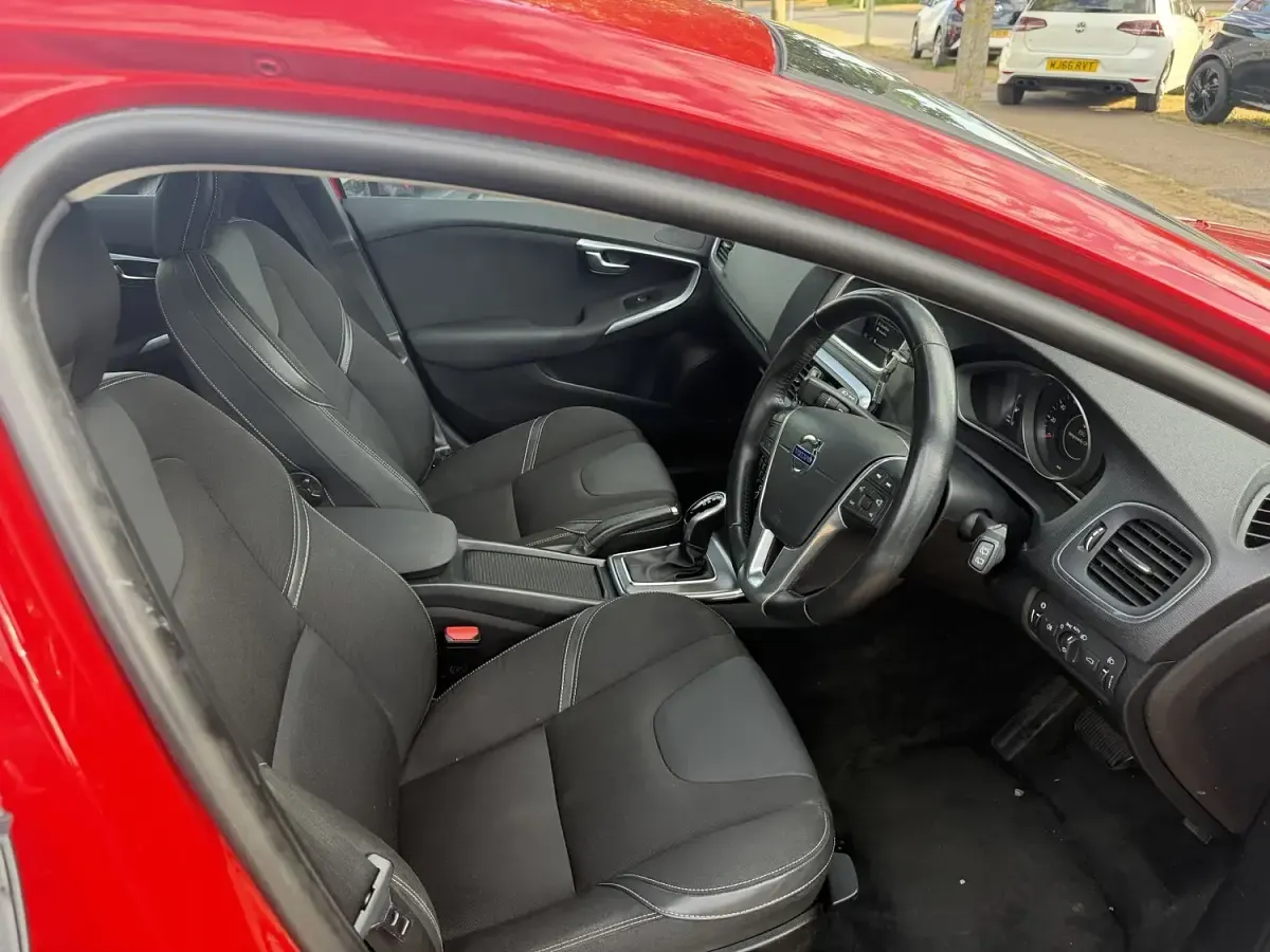 Used Volvo V40 SE 120 HP (88 kW) 2015 Red Hatchback