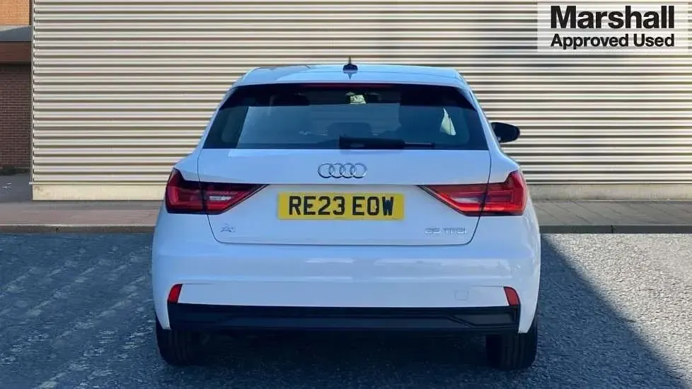 Używany Audi A1 Design 95 KM (69 kW) 2023 Biały SUV