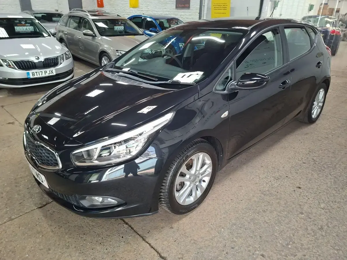 Begagnad Kia Ceed 2013 Svart Halvkombi