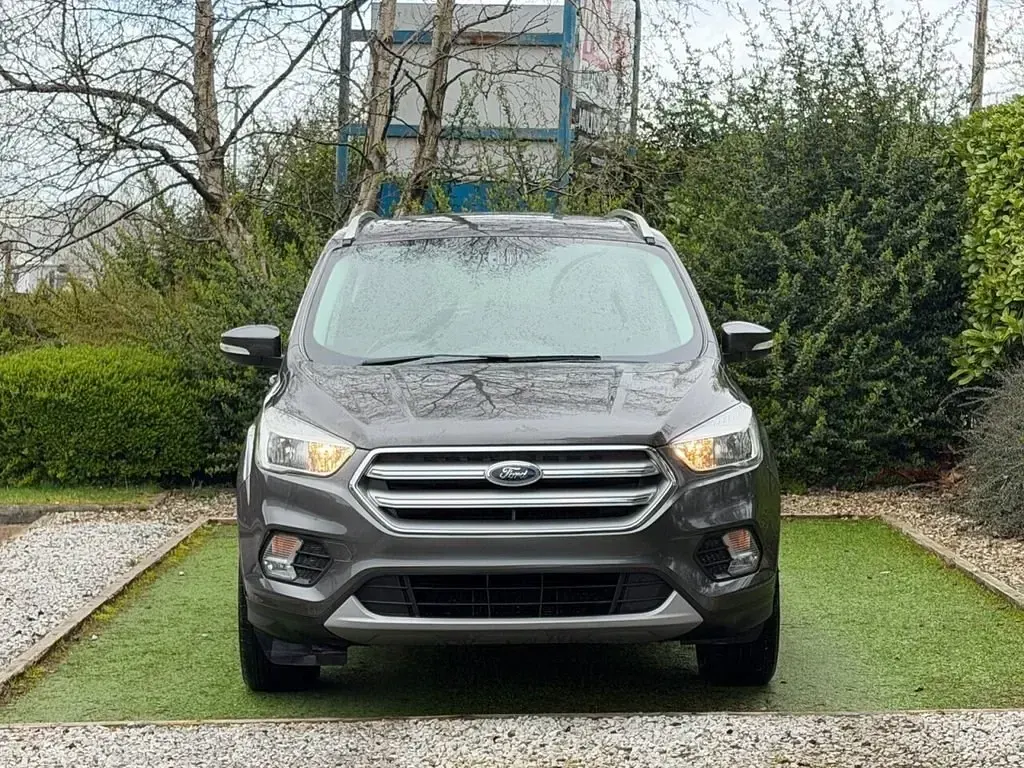 Begagnad Ford Kuga Zetec 150 HK (110 kW) 2018 Grå SUV