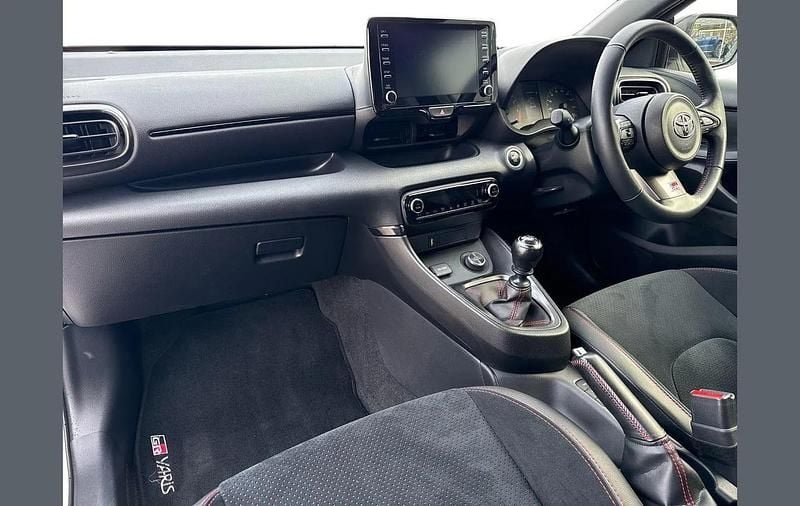 Used Toyota Yaris 257 HP (189 kW) 2021 White Hatchback