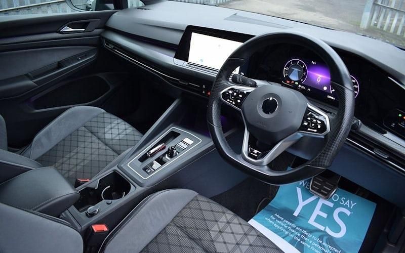 Second-hand VW Golf VIII R-line 150 CP (110 kW) 2024 Hatchback