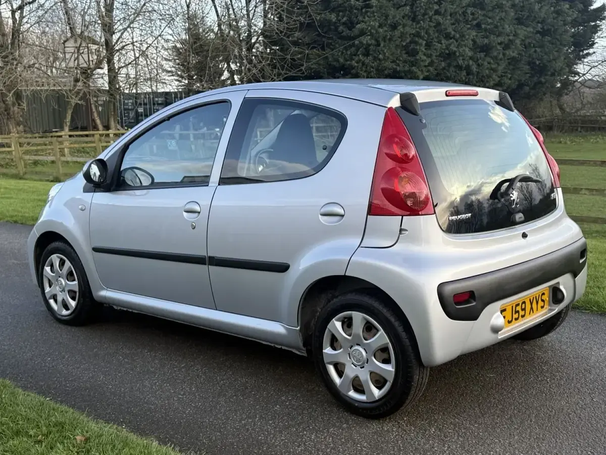 Używany Peugeot 107 68 KM (50 kW) 2011 Szary Hatchback