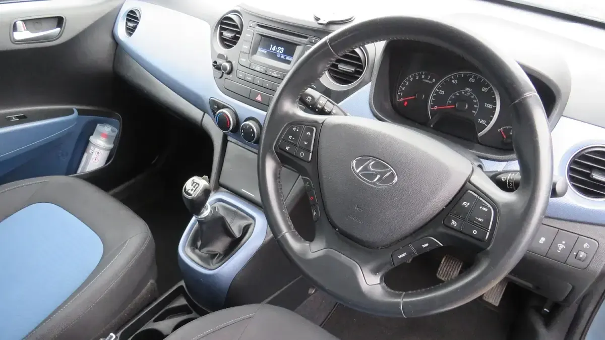 Used Hyundai i10 Premium 87 HP (63 kW) 2015 Blue Hatchback