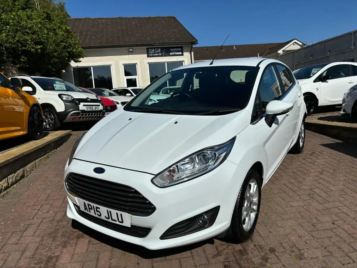 Used Ford Fiesta Zetec 82 HP (60 kW) 2015 White Hatchback