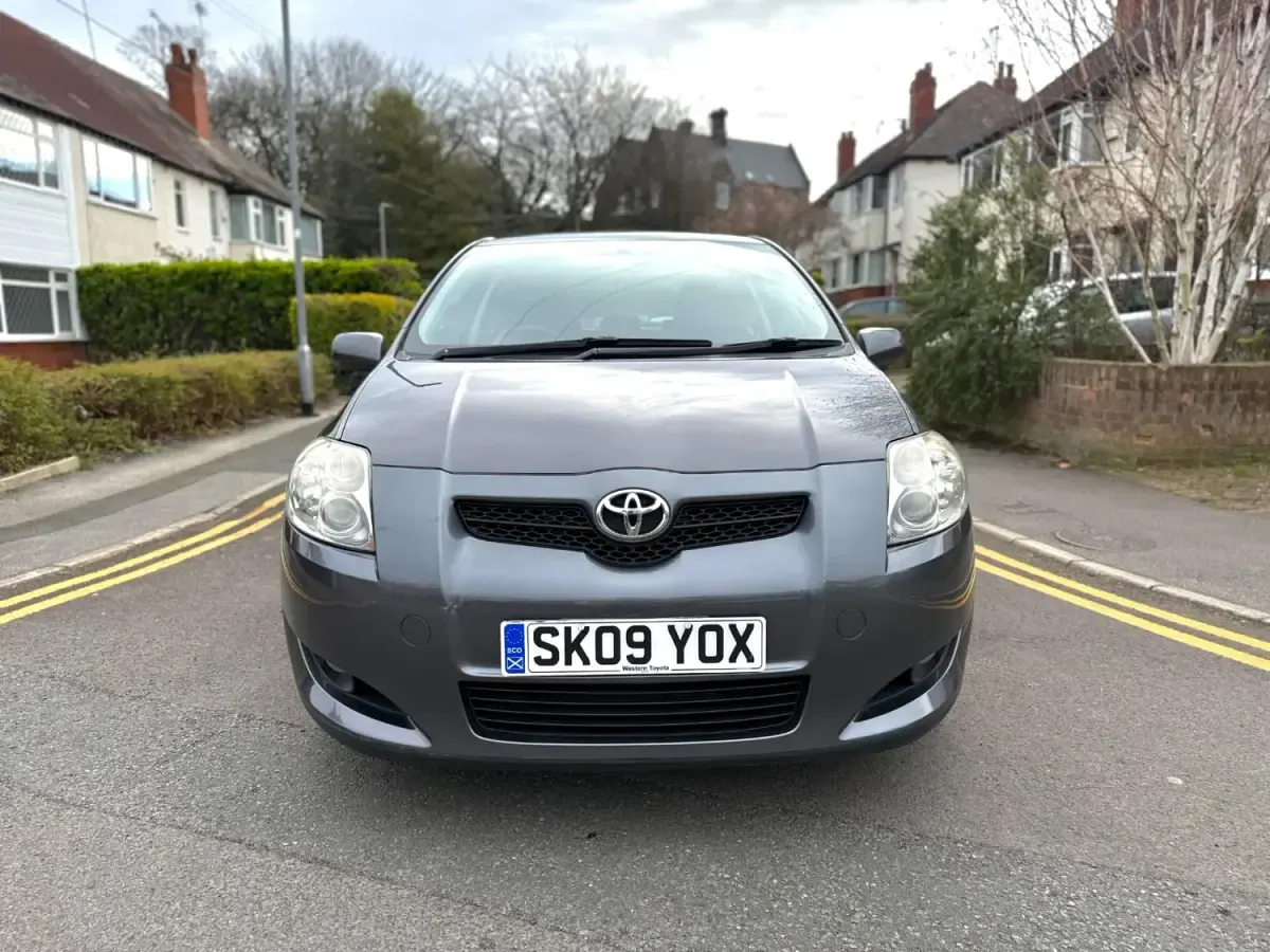 Usado Toyota Auris 101 HP (74 kW) 2009 Cinzento Citadino