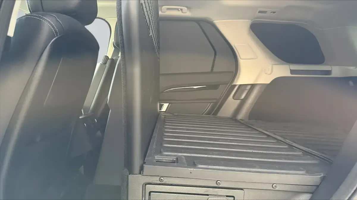 Used Land Rover Discovery SE 2024 Santorini black SUV