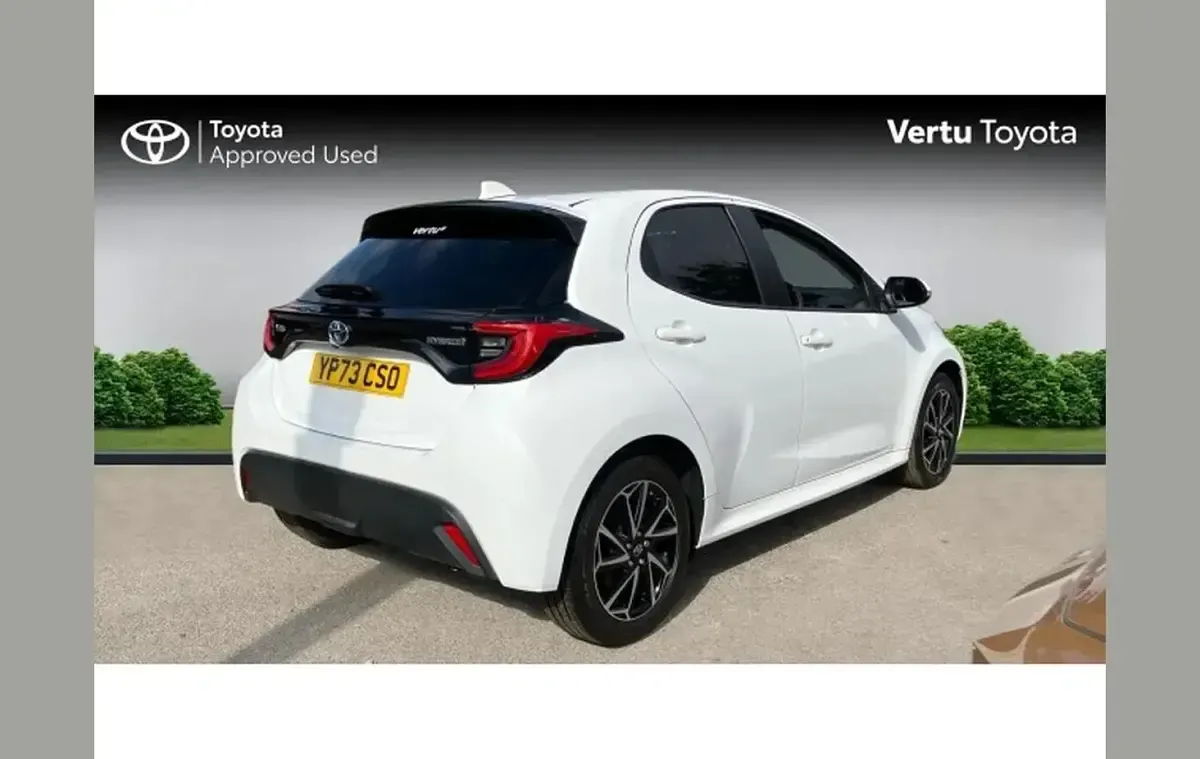 Used Toyota Yaris Design 116 HP (85 kW) 2023 White Hatchback