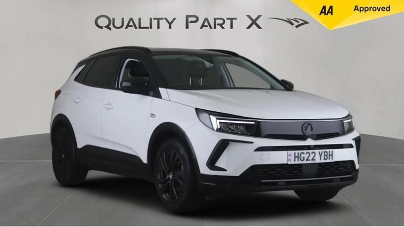 Used Vauxhall Grandland X SRi 130 HP (95 kW) 2022 White SUV