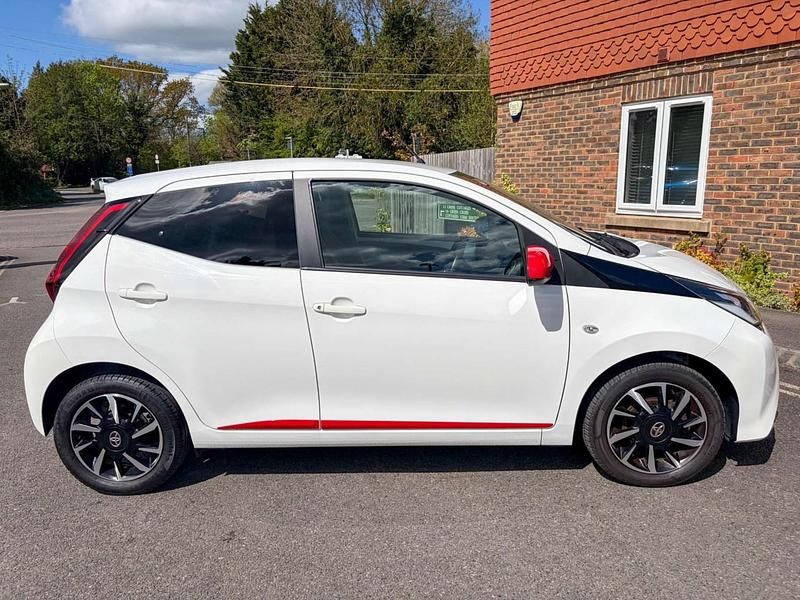 Begagnad Toyota Aygo Trend 2022 Vit Halvkombi