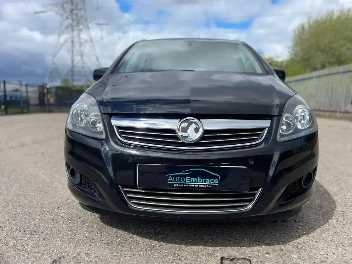 Begagnad Vauxhall Zafira Design Edition 110 HK (80 kW) 2013 Svart Minibuss