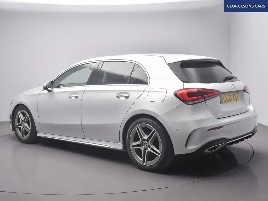 Begagnad Mercedes A180 Executive 136 HK (100 kW) 2021 Silver Halvkombi