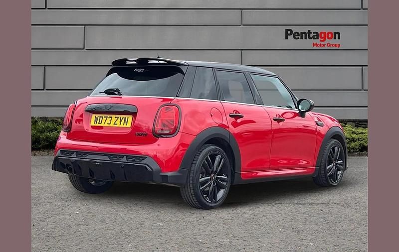 Używany Mini Cooper Comfort 134 KM (98 kW) 2024 Czerwony Hatchback
