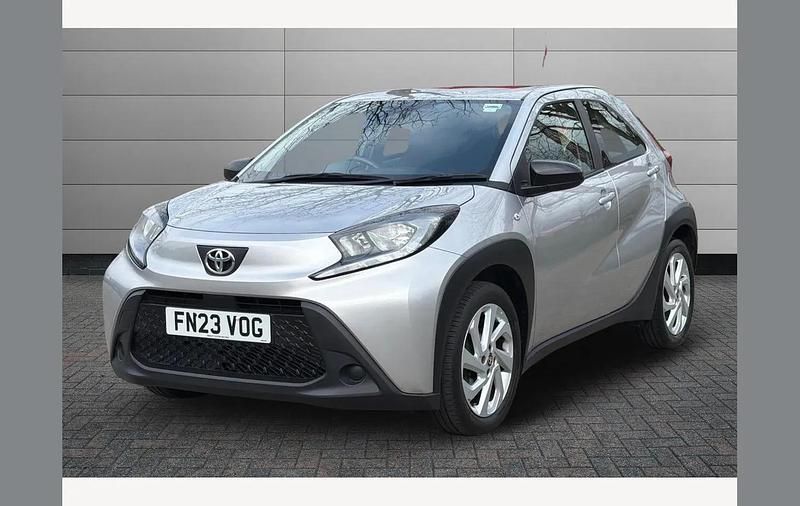 Used Toyota Aygo X PURE 72 HP (52 kW) 2023 Silver SUV