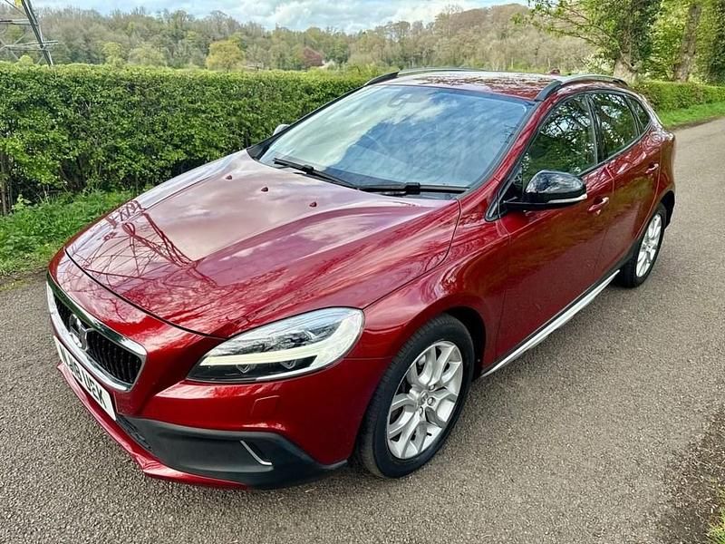 Używany Volvo V40 Pro 120 KM (88 kW) 2018 Czerwony Hatchback