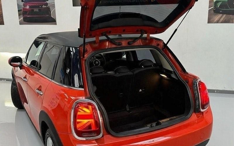 Begagnad Mini Cooper Classic 136 HK (100 kW) 2019 Orange Halvkombi