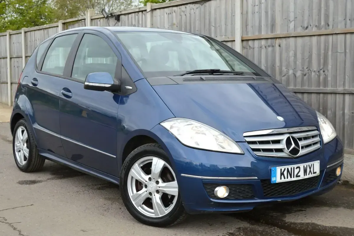 Begagnad Mercedes A180 Avantgarde 2012 Blå Halvkombi