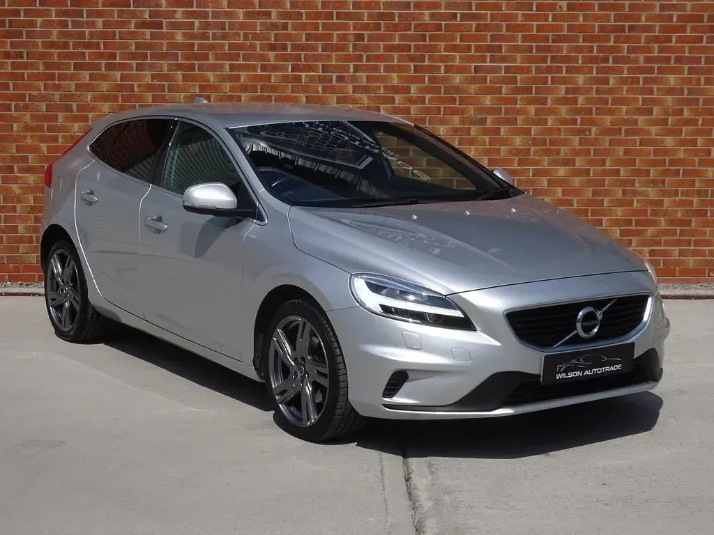 Used Volvo V40 R-Design Pro 122 HP (89 kW) 2018 Silver Hatchback
