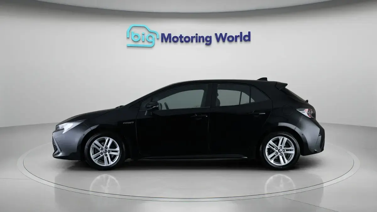 Used Toyota Corolla 122 HP (89 kW) 2021 Black Hatchback