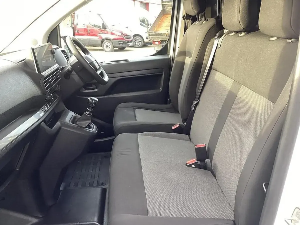 Used Vauxhall Vivaro 150 HP (110 kW) 2024 White MPV