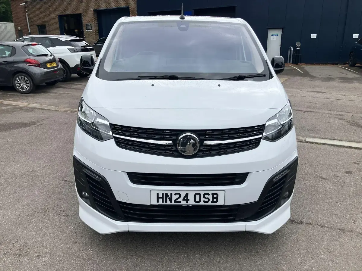 Second-hand Vauxhall Vivaro S 180 CP (132 kW) 2024 Alb Monovolum