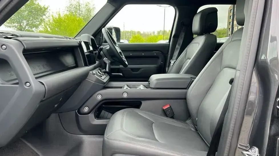Używany Land Rover Defender SE Dynamic 350 KM (257 kW) 2025 Szary SUV