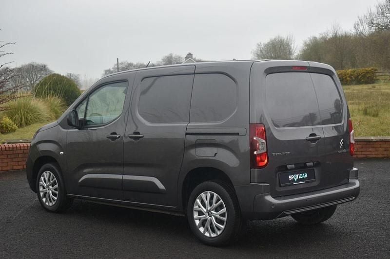 Usado Citroën Berlingo 99 HP (72 kW) 2024 Cinzento Monovolume