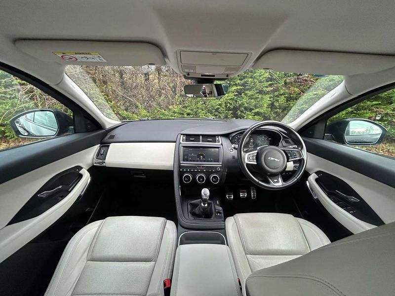 Begagnad Jaguar E-Pace R-Dynamic 150 HK (110 kW) 2018 Svart SUV