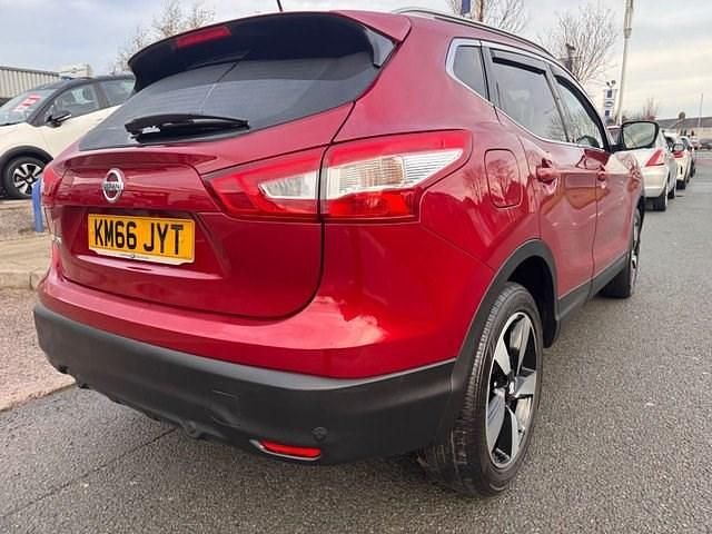 Used Nissan Qashqai N-Connecta 110 HP (80 kW) 2016 Red SUV