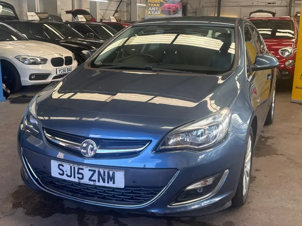 Używany Vauxhall Astra Elite 115 KM (84 kW) 2015 Niebieski Hatchback