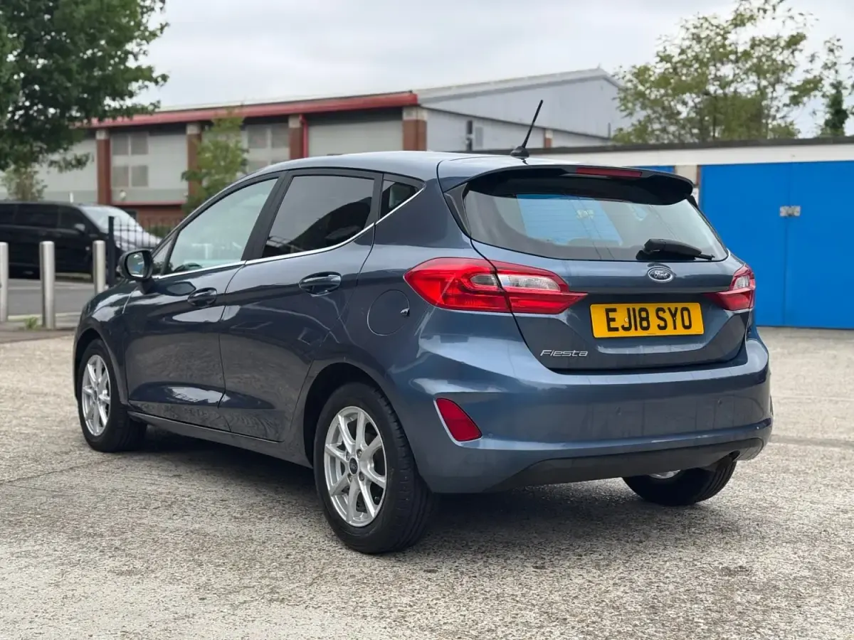 Second-hand Ford Fiesta Zetec 2018 Albastru Hatchback