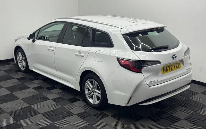 Used Toyota Corolla 140 HP (102 kW) 2022 White Estate