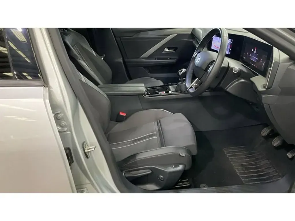 Used Vauxhall Astra 2024 Crystal silver (metallic paint) Hatchback