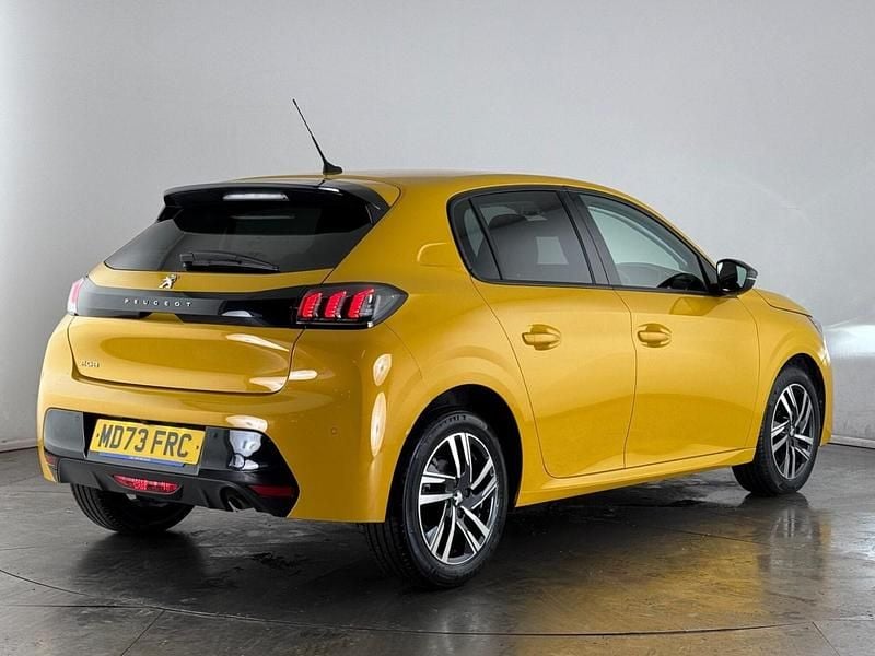 Used Peugeot 208 Allure+ 102 HP (75 kW) 2023 Yellow Hatchback