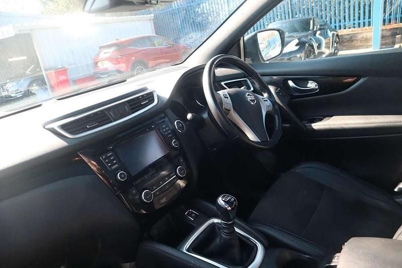 Used Nissan Qashqai N-Vision 115 HP (84 kW) 2017 Black SUV