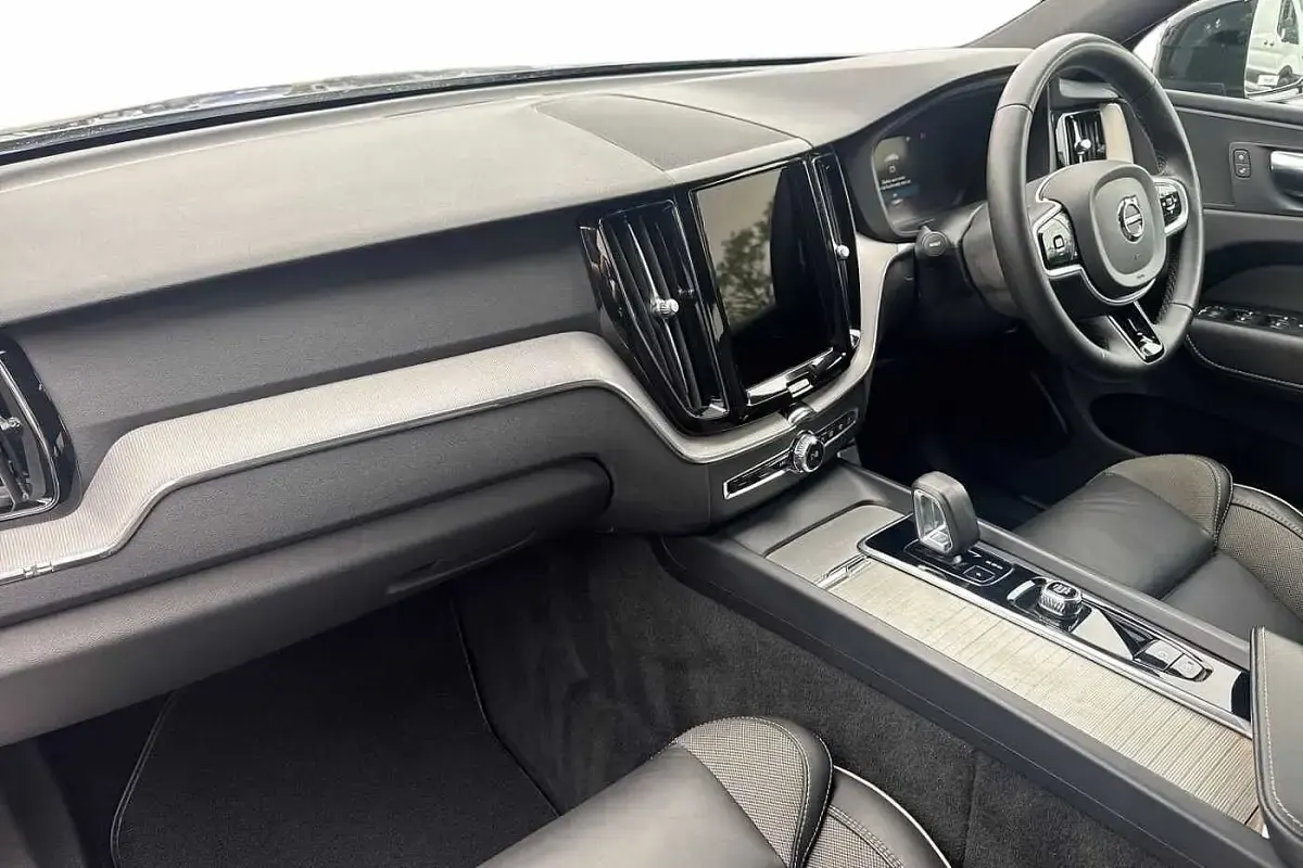 Used Volvo XC60 R-Design 197 HP (144 kW) 2022 Pine grey SUV