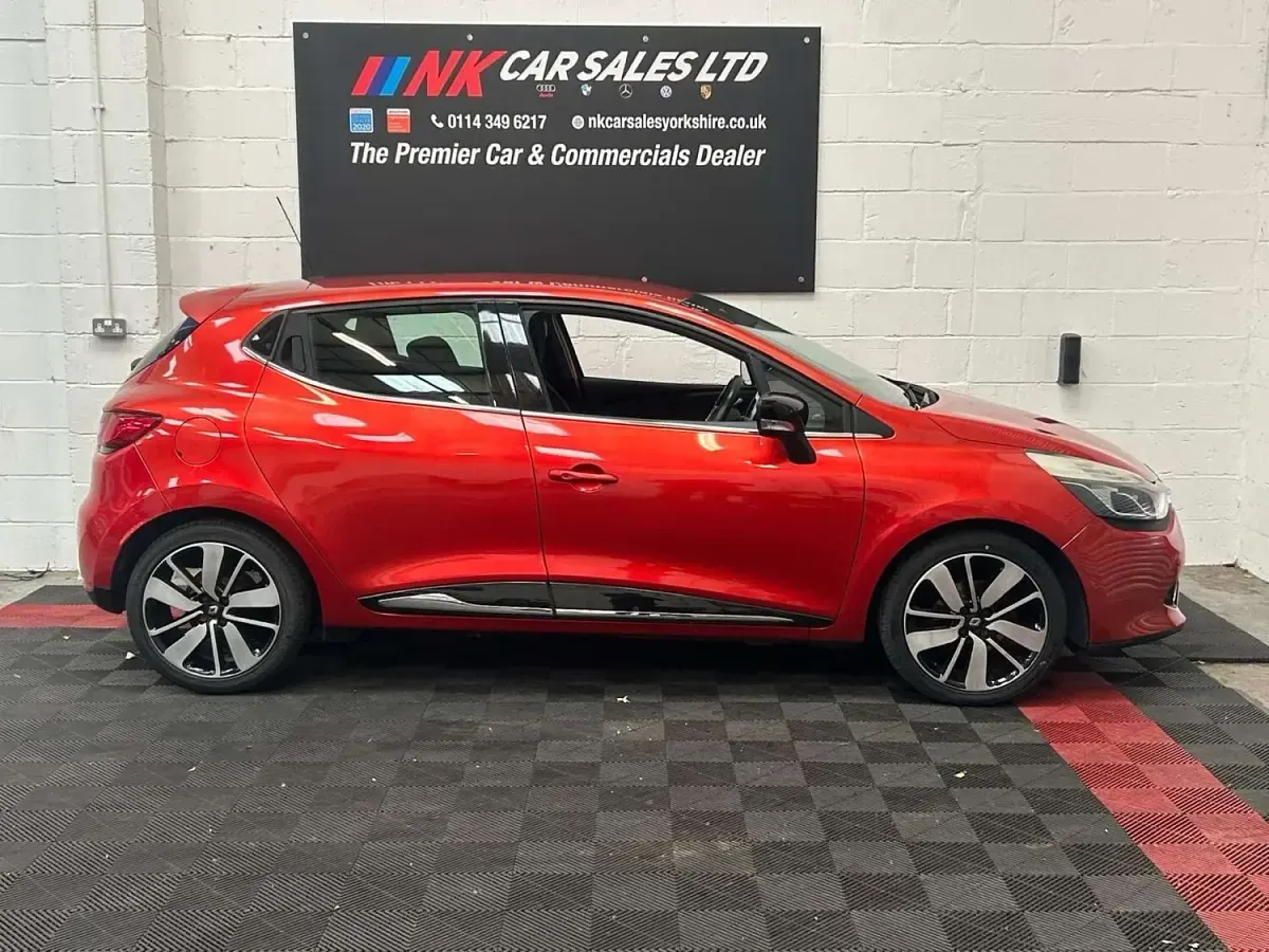 Used Renault Clio Dynamique 90 HP (66 kW) 2016 Red Hatchback