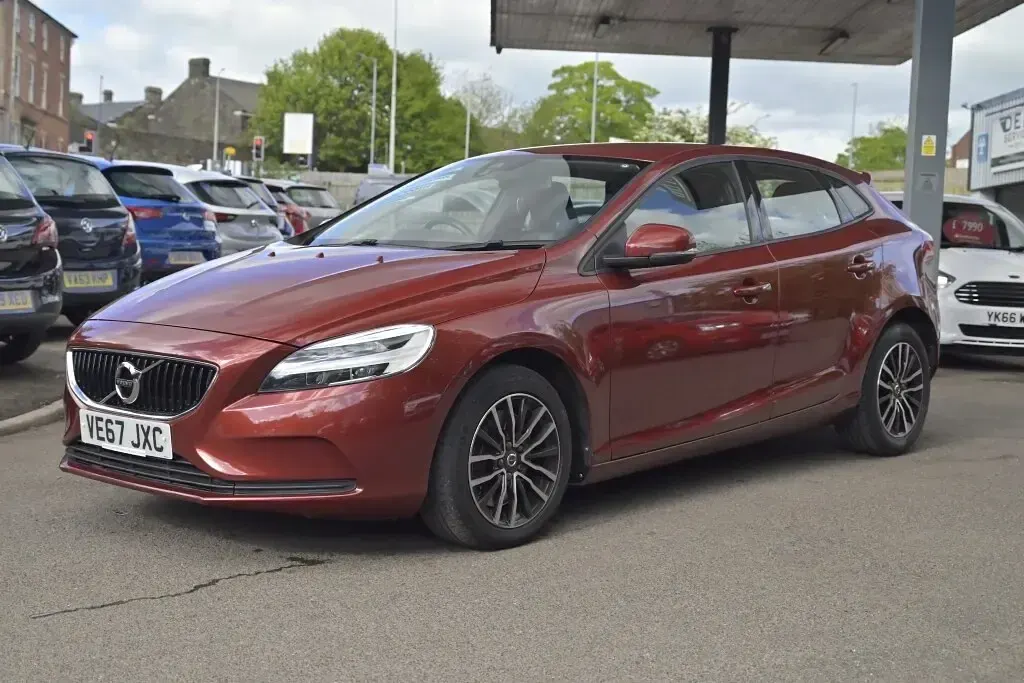 Used Volvo V40 Momentum 2017 Red Hatchback