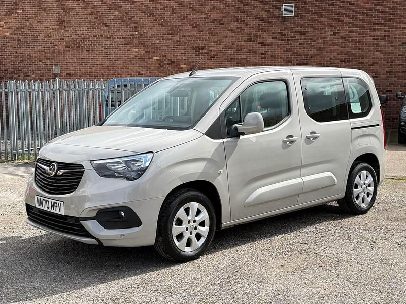 Begagnad Vauxhall Combo S 130 HK (95 kW) 2021 Grå Minibuss